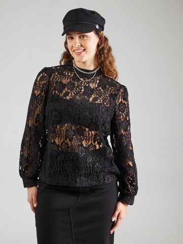 T-shirt 'PCROSELYN' PIECES Curve en noir : devant