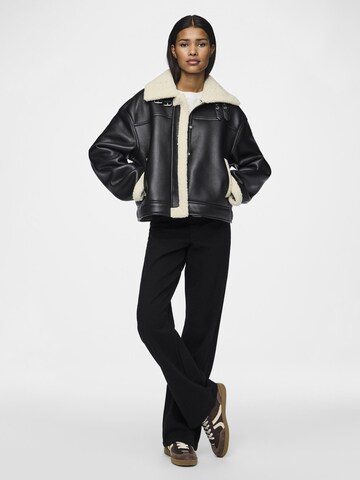 Veste mi-saison 'PCJanelle' PIECES en noir