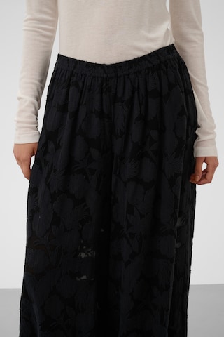 SOAKED IN LUXURY Wide leg Broek 'Felina' in Zwart