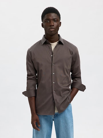Coupe slim Chemise SELECTED HOMME en marron : devant