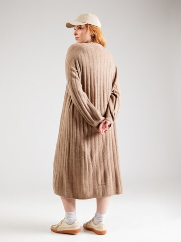 PIECES Curve Gebreide jurk 'PCMAGGY' in Beige