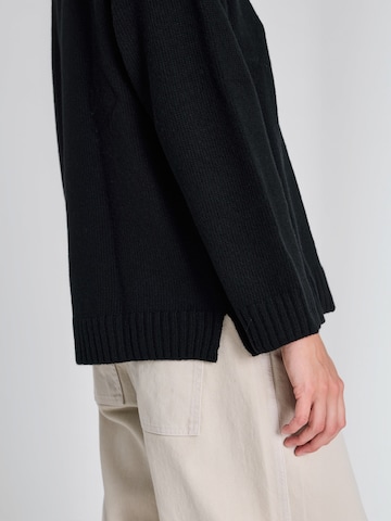 Pulover ' Emely ' de la LISVA pe negru: lateral