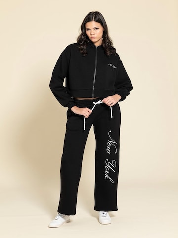 For You Moda Tracksuit in Black: front