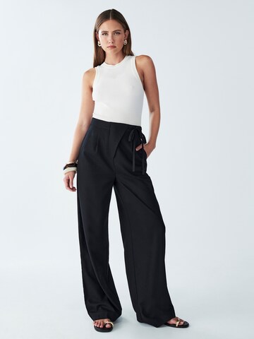 Willa Wide leg Pleat-front trousers 'GLEN' in Black: front