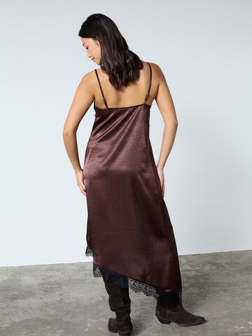 SISTERS POINT Šaty 'ELLEN' – hnědá