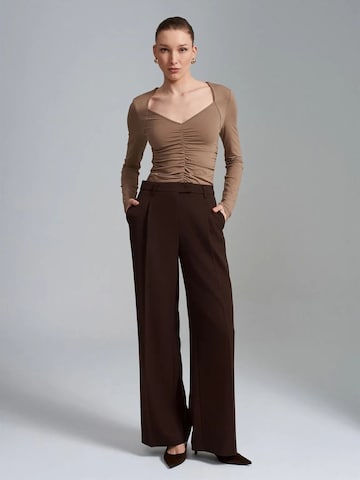 Wide leg Pantaloni di Dilvin in marrone: frontale