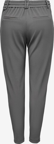 Coupe slim Pantalon 'Sally' ONLY en gris