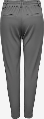 Coupe slim Pantalon 'Sally' ONLY en gris