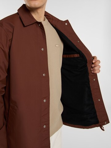 DICKIES Regular Fit Overgangsjakke 'Oakport Coach' i brun