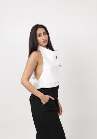 Top di Elara in bianco