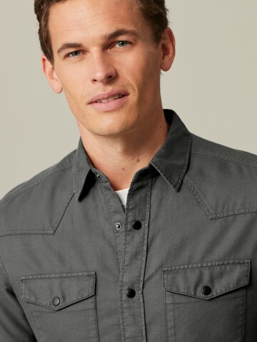 Next - Ajuste regular Camisa en gris