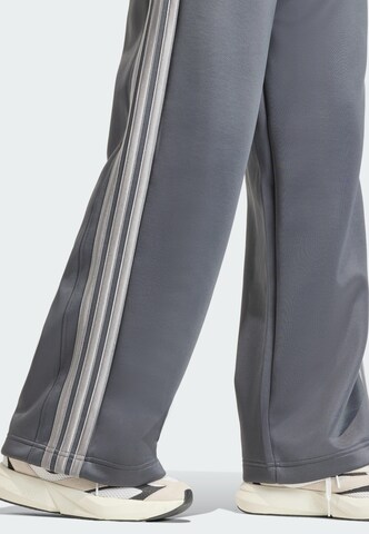 ADIDAS SPORTSWEAR Loosefit Παντελόνι φόρμας 'STADIUM' σε γκρι