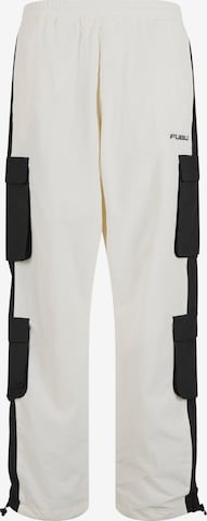 FUBU Loosefit Gargohousut värissä valkoinen: etupuoli