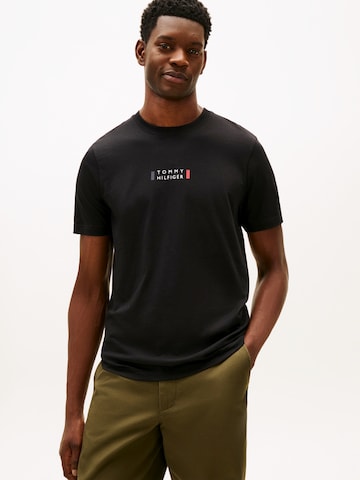 Maglietta 'BRAND LOVE' di TOMMY HILFIGER in nero: frontale