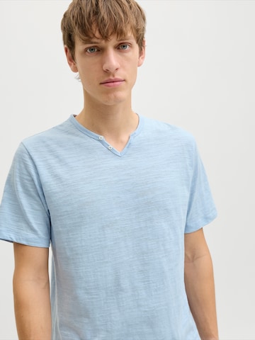 JJ Rebel Koszulka 'JREBWINDOM' w kolorze niebieski