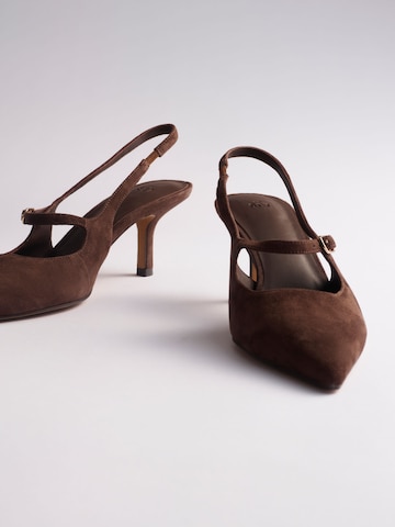 The Set Slingpumps in Bruin