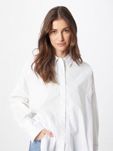 UNITED COLORS OF BENETTON - Blusa en blanco