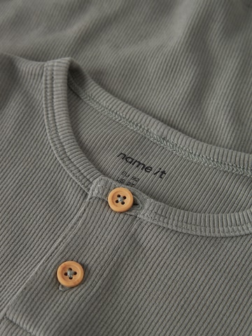T-Shirt 'NMMKAB' NAME IT en gris