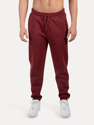 Smilodox Tapered Ilyas Casual Classic Pants in Rot: Vorderseite