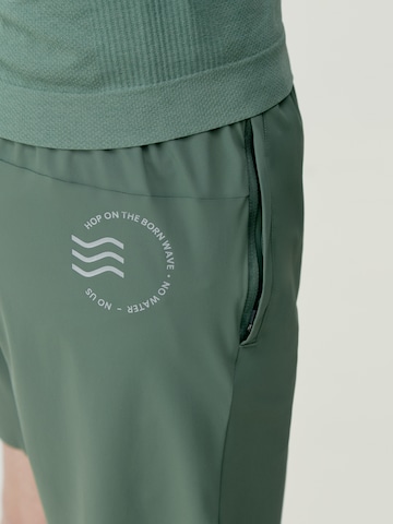 Regular Pantalon de sport ' Orinoco ' Born Living Yoga en vert