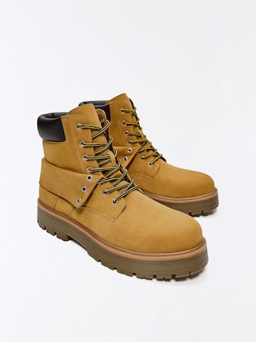 Boots stringati di Bershka in beige