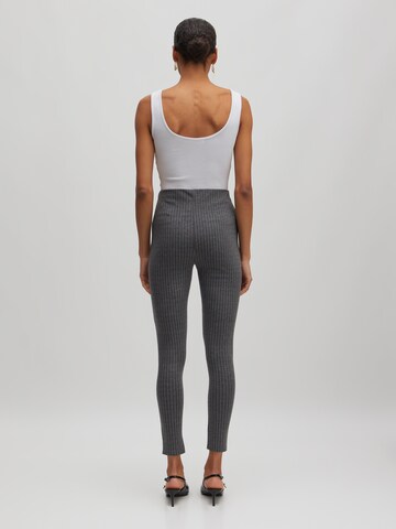 EDITED Skinny Leggingsit 'Rebecca' värissä harmaa