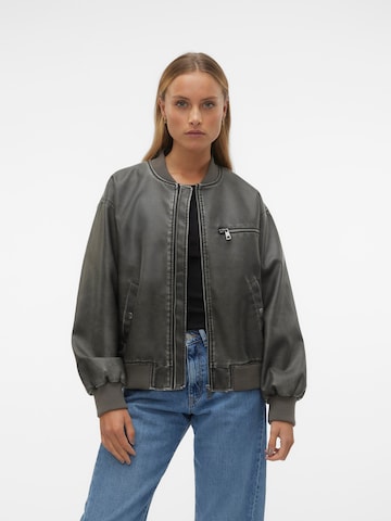 Veste mi-saison 'IVYSIA' VERO MODA en gris : devant