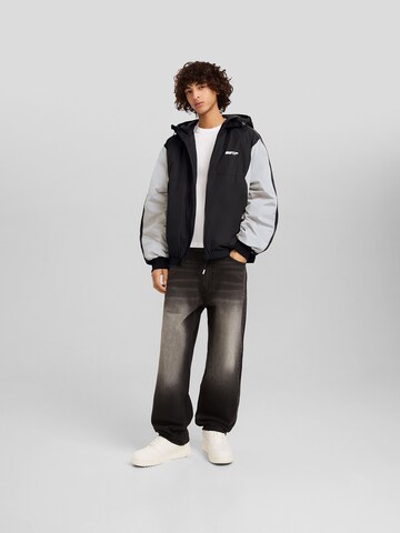 Bershka Přechodná bunda – černá