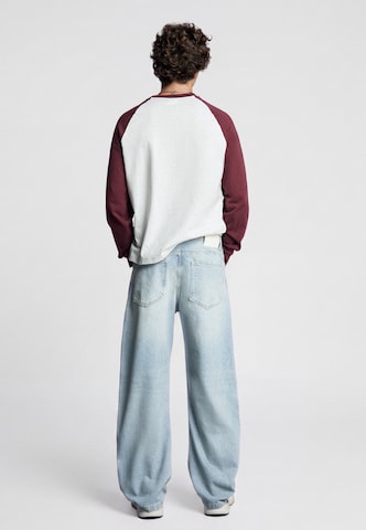 Barrel Jeans de la Bershka pe albastru