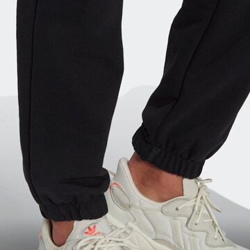 ADIDAS ORIGINALS Дънки Tapered Leg Панталон в черно