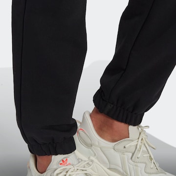 ADIDAS ORIGINALS Tapered Παντελόνι σε μαύρο