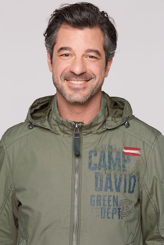 CAMP DAVID Stone Washed Blouson mit Kapuze und Artworks in Grün