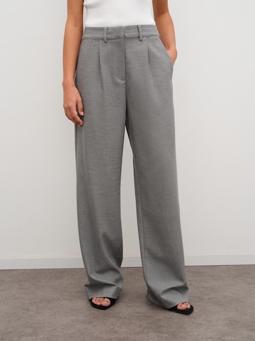 RÆRE by Lorena Rae Wide leg Pleat-Front Pants 'Donia' in Grey: front