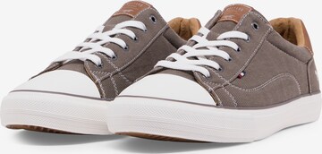 MUSTANG Sneakers in Grey: front