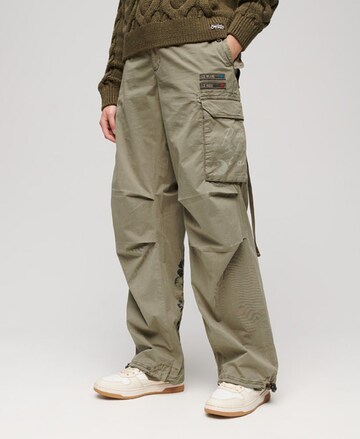 Regular Pantalon cargo Superdry en vert : devant