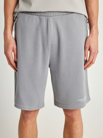 Funky Buddha regular Παντελόνι σε γκρι: μπροστά