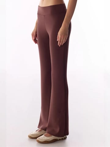 Penti - Flared Calças 'Hose' em vermelho: frente