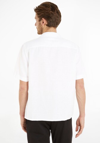 Coupe regular Chemise Calvin Klein en blanc