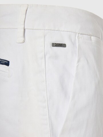 Regular Pantalon chino Funky Buddha en blanc