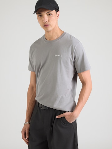 Pepe Jeans - Camiseta en gris: frente