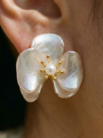 Nemomatheo Earrings 'Perlmuttblüte' in White