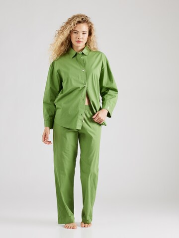 Pijama 'Aura' de la BeckSöndergaard pe verde: față