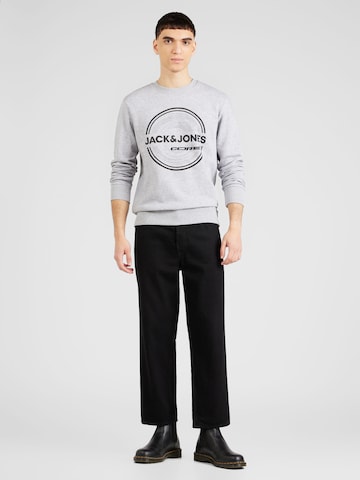 JACK & JONES - Sweatshirt 'PILOU' em cinzento