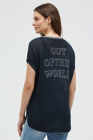 Soccx Strickshirt mit V-Ausschnitt und Backprint in Blau