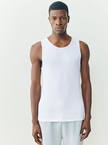 Tricou de la Next pe alb: față