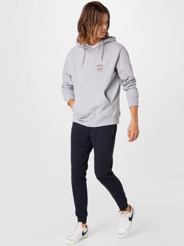 Nudie Jeans Co - Sweatshirt 'Franke' em cinzento