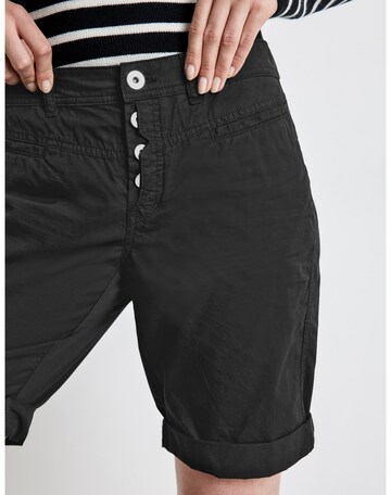 TAIFUN Regular Shorts in Schwarz