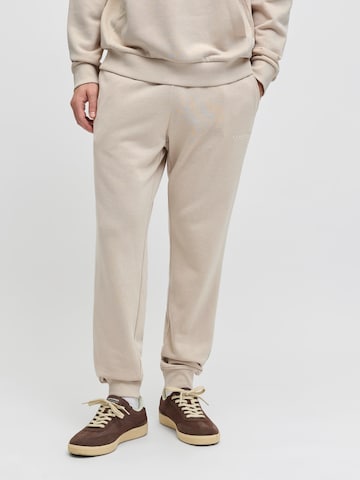 JJ Rebel Дънки Tapered Leg Панталон 'JREBROCKY' в бежово: отпред