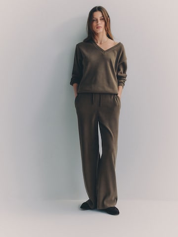 The Set Sweat suit in Brown: front