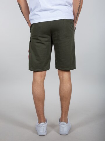 Regular Pantaloni cu buzunare de la ALPHA INDUSTRIES pe verde